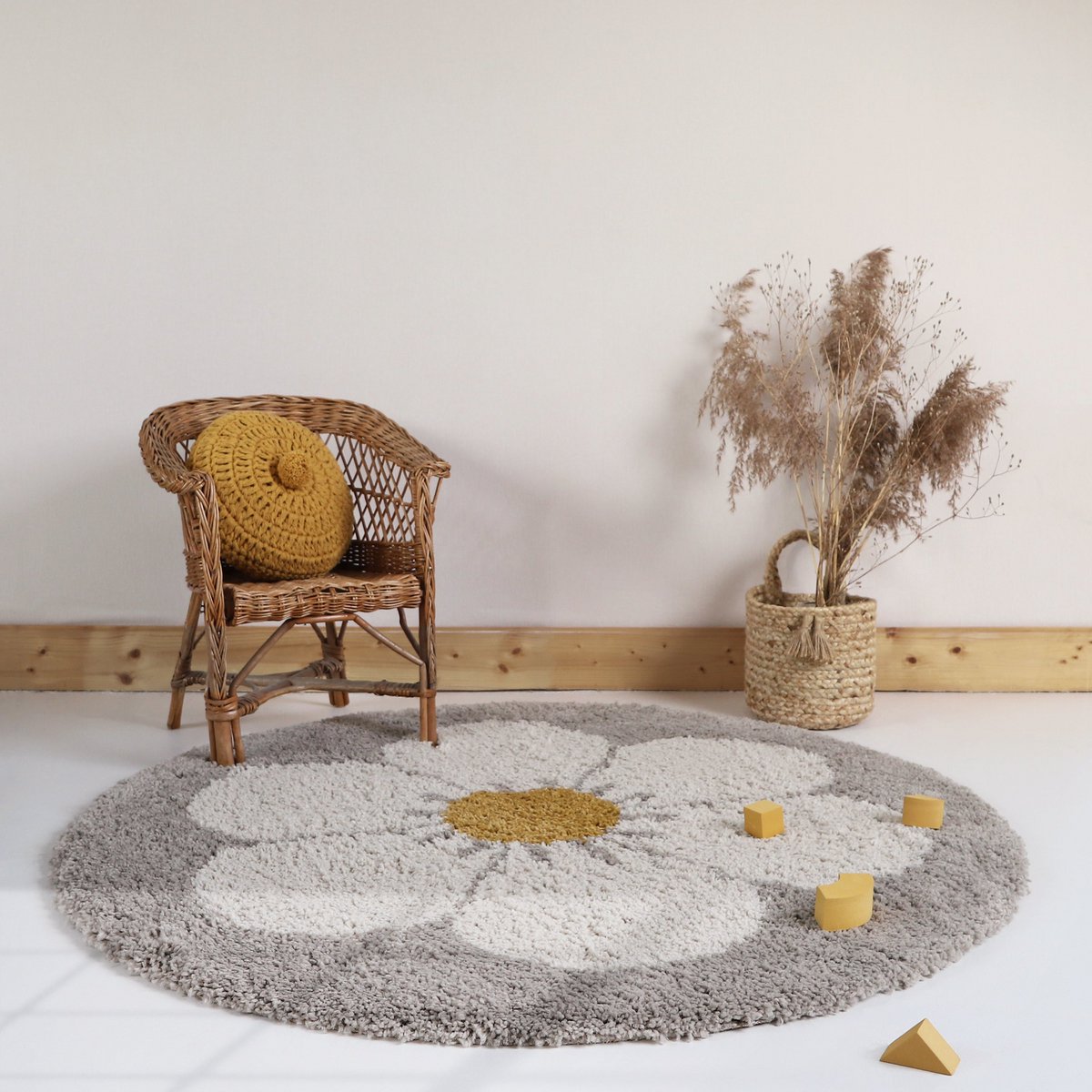 Rond vloerkleed Bohemian Daisy van Nattiot in beige, wit en geel. Hoogpolig en zacht, ideaal voor een schattige kinderkamer of babykamer.