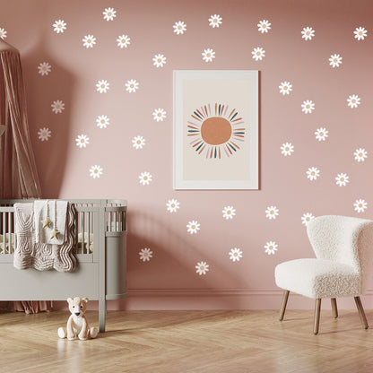 Muurstickers met witte en gele madeliefjes, ideaal voor de kinderkamer, babykamer of meisjeskamer.