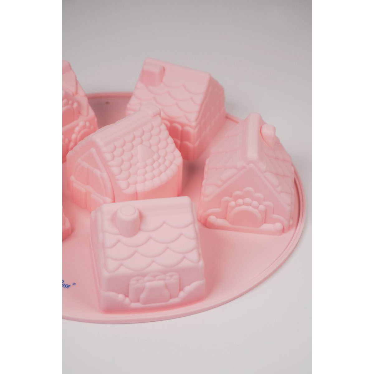 Detailopname van de binnenkant van de huisjes-bakvorm, tonend de fijne details voor ramen en deuren.