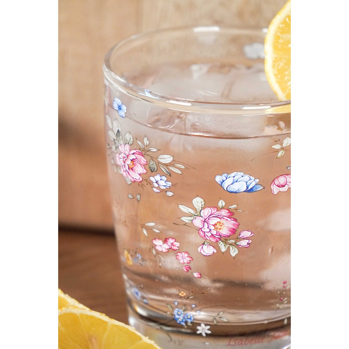 Detailopname van het English Garden glas met een schijfje citroen op de rand, focus op het design.