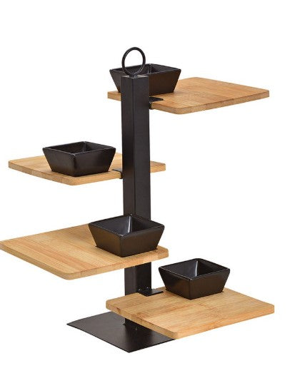 Bamboe serveertoren met zwarte keramische sausbakjes – stijlvolle etagère voor borrelhapjes en feestjes.
