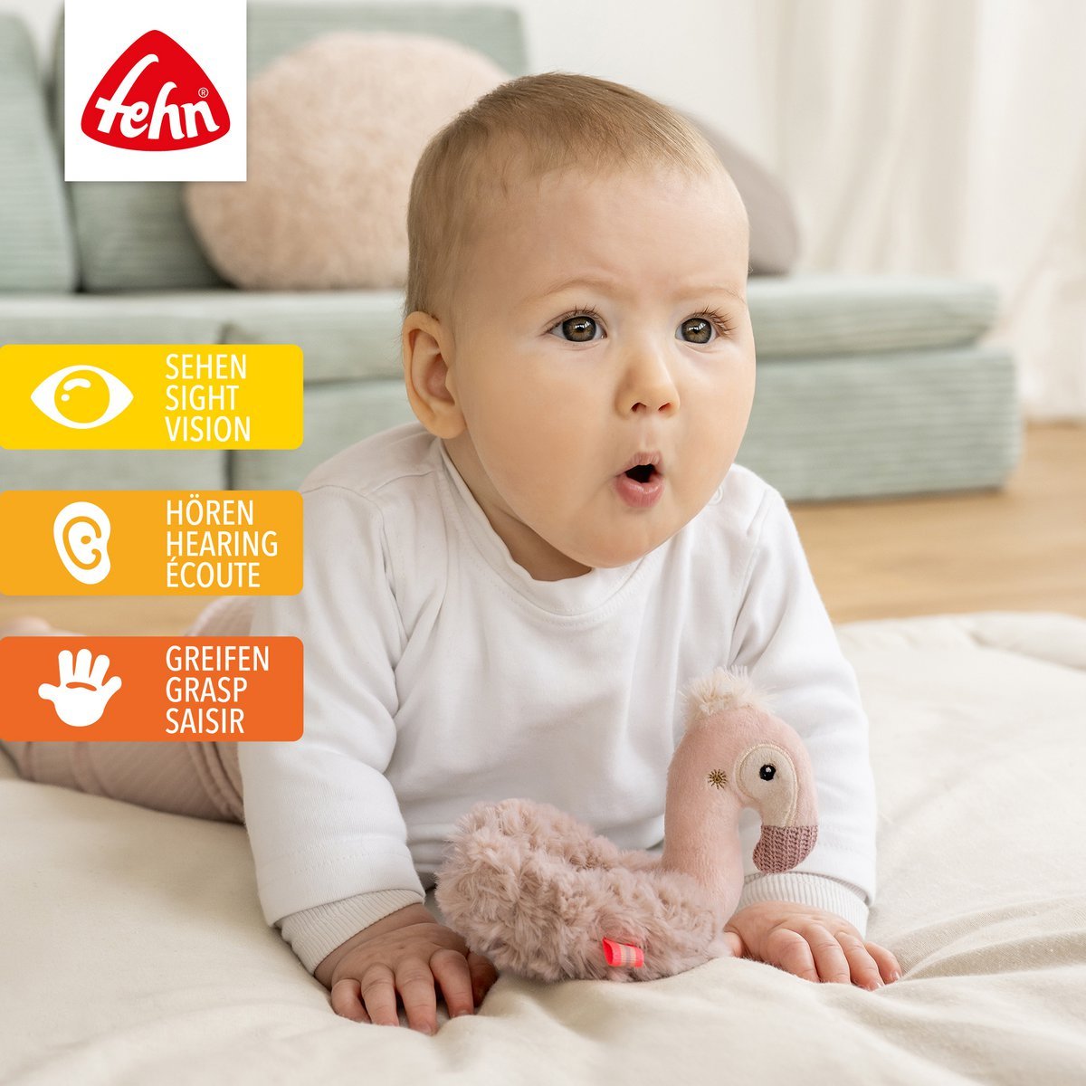 Zachte flamingo rammelaar ring van Fehn, ideaal babyspeelgoed om te grijpen, voelen en luisteren.