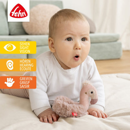 Zachte flamingo rammelaar ring van Fehn, ideaal babyspeelgoed om te grijpen, voelen en luisteren.