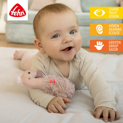 Roze flamingo rammelaar staaf van Fehn, zacht babyspeelgoed dat gehoor en motoriek stimuleert.