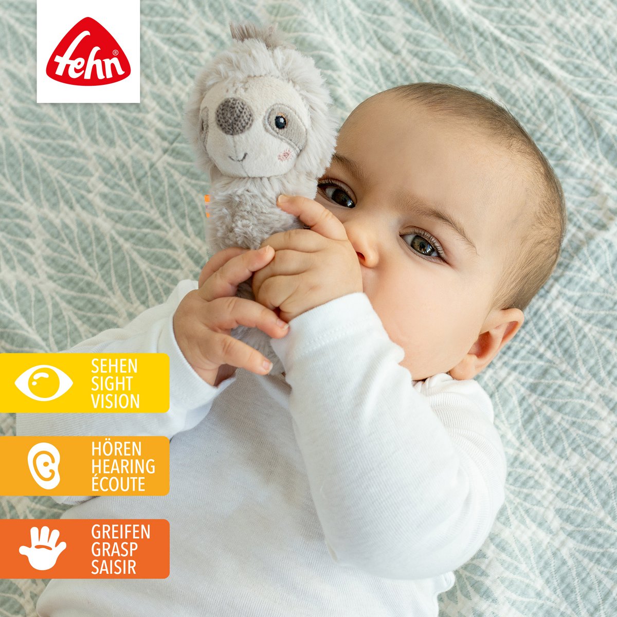 Rammelaar staaf met zachte luiaard van Fehn, ideaal speelgoed voor baby’s om te grijpen, voelen en luisteren.