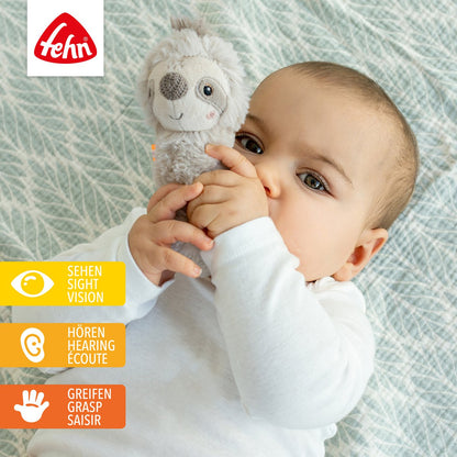 Rammelaar staaf met zachte luiaard van Fehn, ideaal speelgoed voor baby’s om te grijpen, voelen en luisteren.