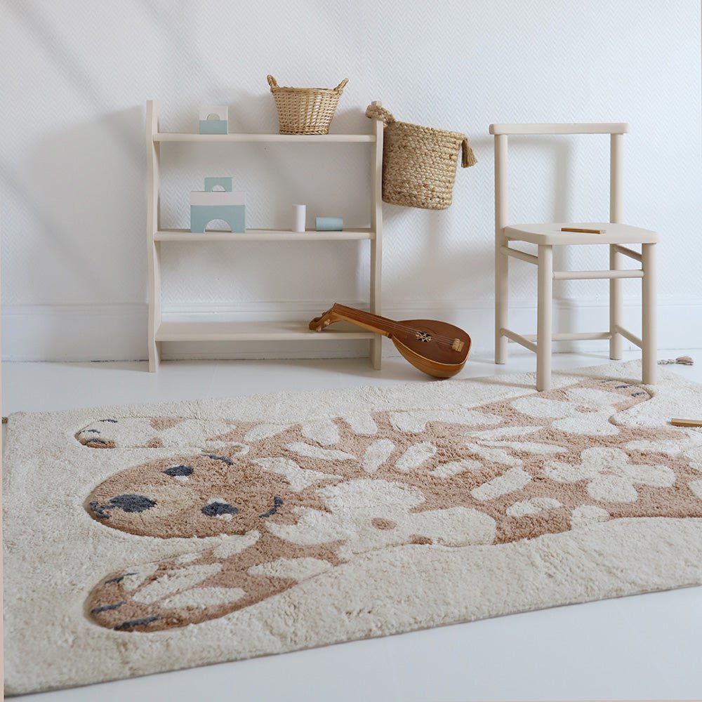 Vloerkleed Flowerbear van Nattiot – vierkant katoenen vloerkleed met schattige beer en bloemenpatroon in beige en bruine tinten, perfect voor de kinderkamer.