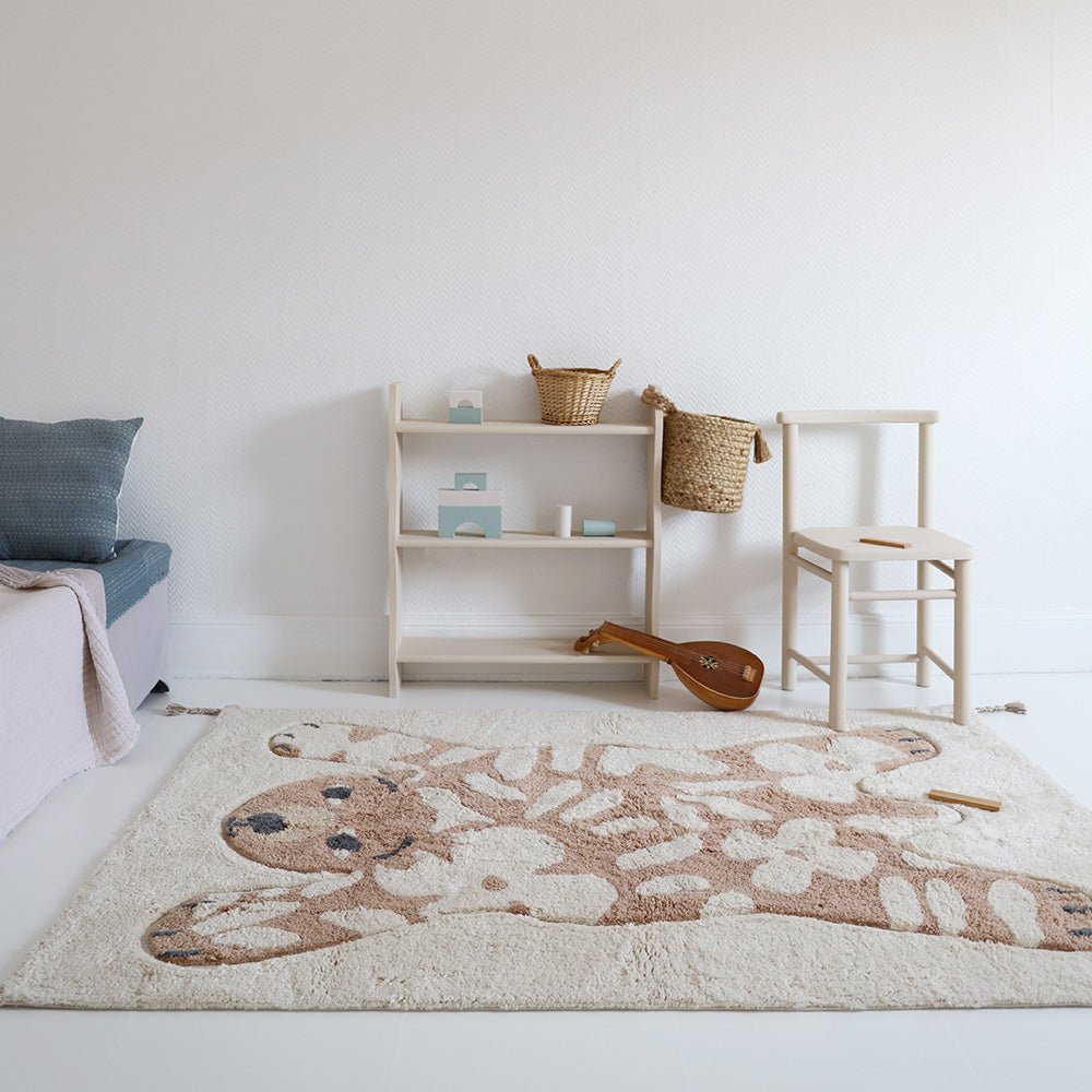 Vloerkleed Flowerbear van Nattiot – vierkant katoenen vloerkleed met schattige beer en bloemenpatroon in beige en bruine tinten, perfect voor de kinderkamer.