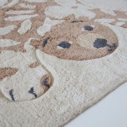 Vloerkleed Flowerbear van Nattiot – vierkant katoenen vloerkleed met schattige beer en bloemenpatroon in beige en bruine tinten, perfect voor de kinderkamer.