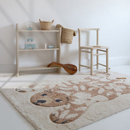 Vloerkleed Flowerbear van Nattiot – vierkant katoenen vloerkleed met schattige beer en bloemenpatroon in beige en bruine tinten, perfect voor de kinderkamer.