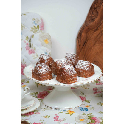 Eindresultaat van de gebakken huisjes-cakejes gepresenteerd op een elegant taartplateau.