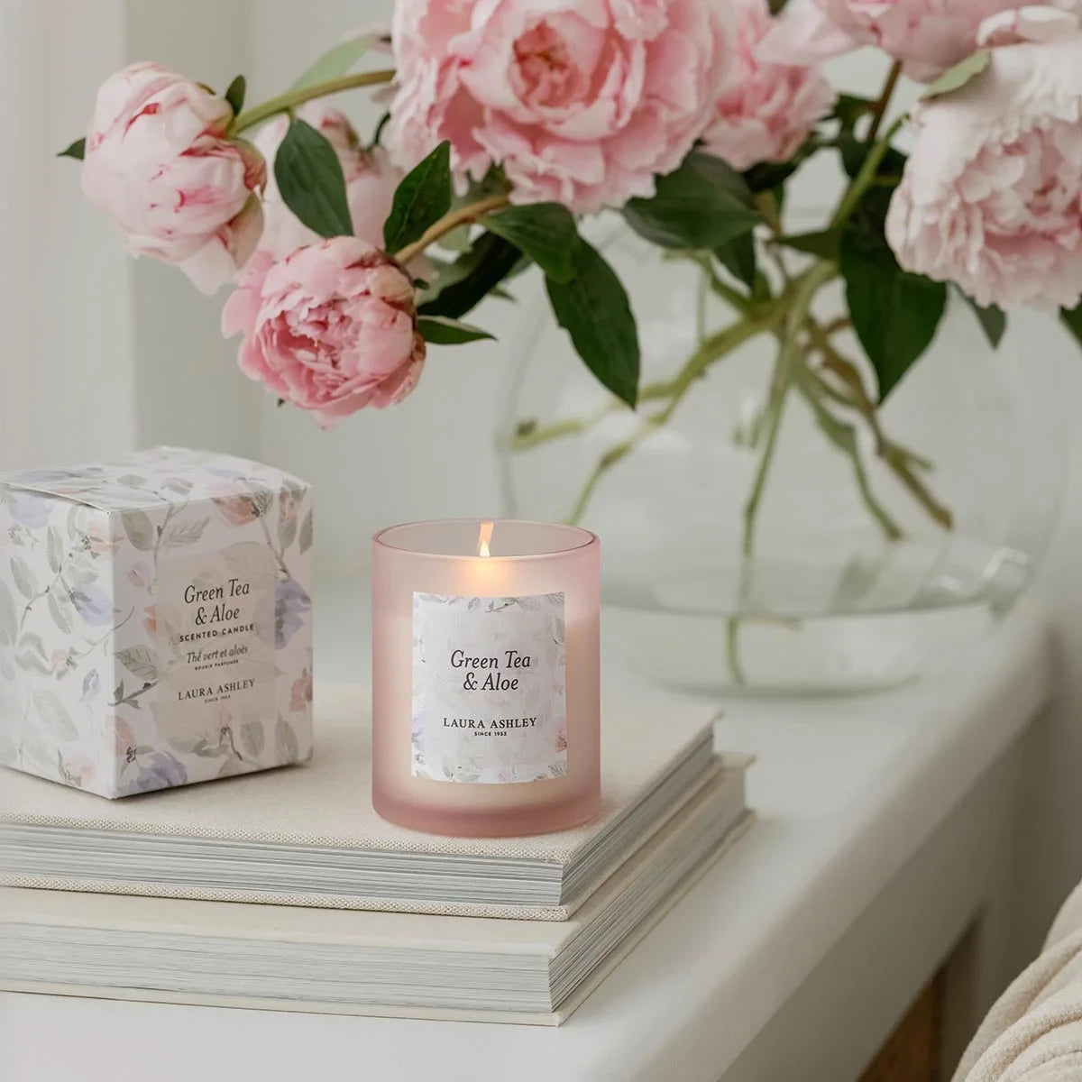 Laura Ashley geurkaars Green Tea & Aloe Vera – roze geurkaars met frisse geur voor sfeer en rust in huis.