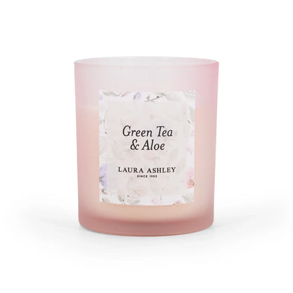 Laura Ashley geurkaars Green Tea & Aloe Vera – roze geurkaars met frisse geur voor sfeer en rust in huis.
