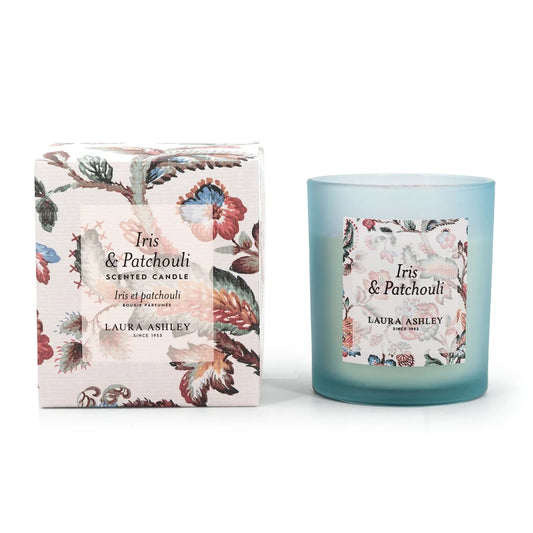Laura Ashley geurkaars Iris & Patchouli – blauwe geurkaars met warme bloemige geur voor een sfeervol interieur.