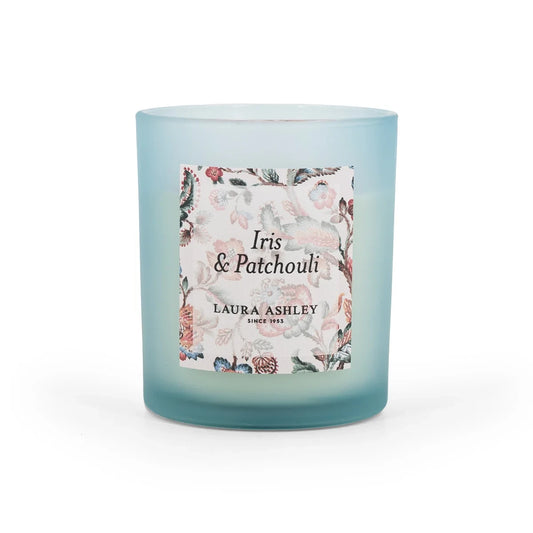 Laura Ashley geurkaars Iris & Patchouli – blauwe geurkaars met warme bloemige geur voor een sfeervol interieur.