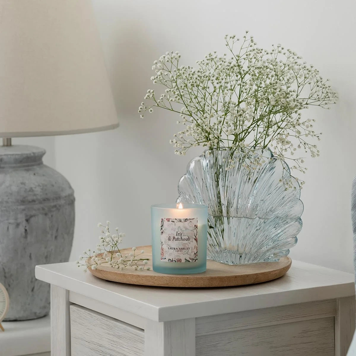 Laura Ashley geurkaars Iris & Patchouli – blauwe geurkaars met warme bloemige geur voor een sfeervol interieur.