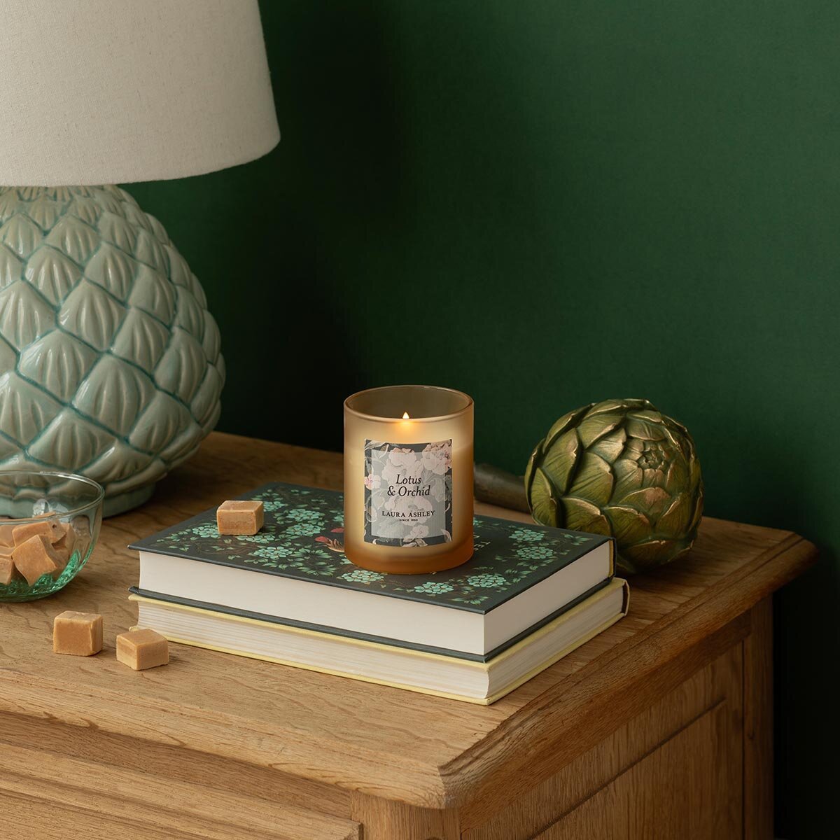 Laura Ashley geurkaars Lotus & Orchid – oranje geurkaars met luxe bloemige geur voor een sfeervol interieur.