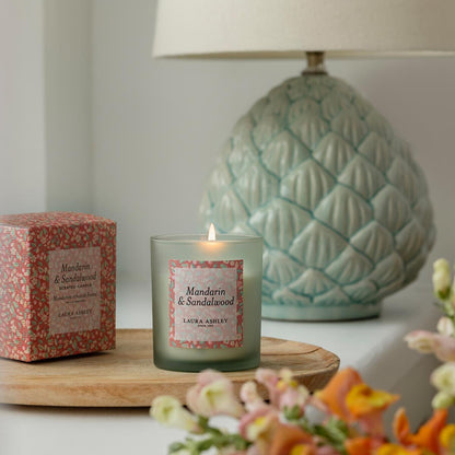 Laura Ashley geurkaars Mandarin & Sandalwood – groene luxe geurkaars met frisse en warme geur.