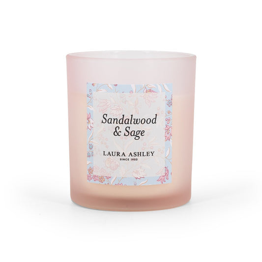 Laura Ashley geurkaars Sandalwood & Sage – roze luxe sfeerkaars met warme en frisse geur.