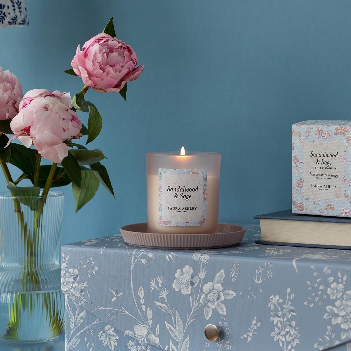 Laura Ashley geurkaars Sandalwood & Sage – roze luxe sfeerkaars met warme en frisse geur.