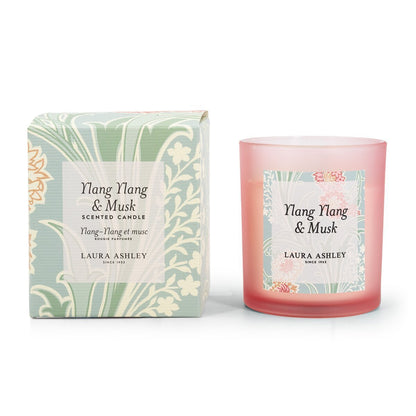 Laura Ashley geurkaars Ylang Ylang & Musk – roze luxe sfeerkaars met romantische geur.