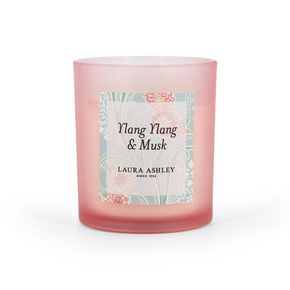 Laura Ashley geurkaars Ylang Ylang & Musk – roze luxe sfeerkaars met romantische geur.