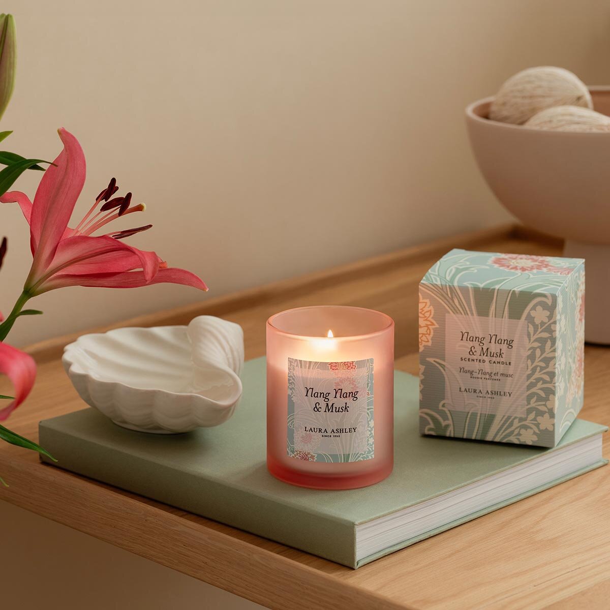 Laura Ashley geurkaars Ylang Ylang & Musk – roze luxe sfeerkaars met romantische geur.