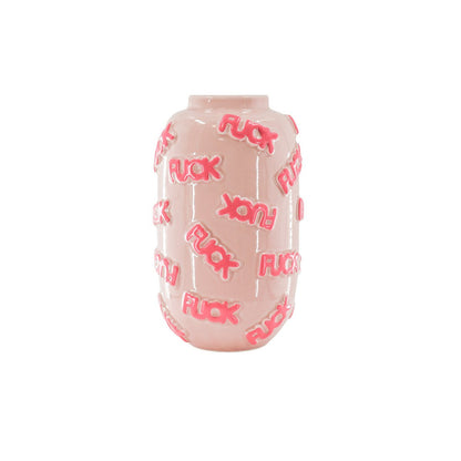 Roze keramieken vaas met het woord "FUCK" in 3D reliëf herhaald over het design, tegen een witte achtergrond.