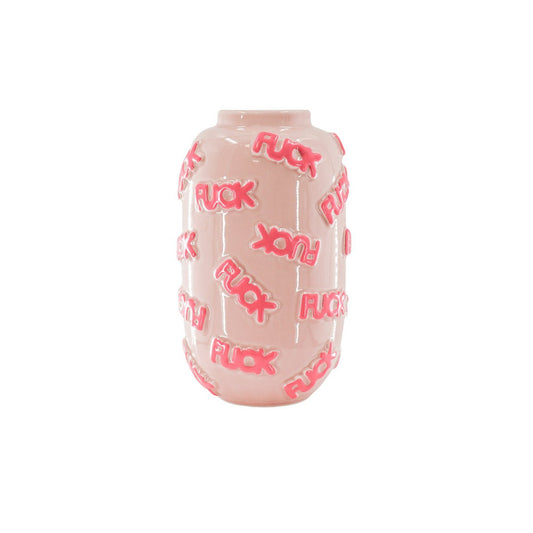Roze keramieken vaas met het woord "FUCK" in 3D reliëf herhaald over het design, tegen een witte achtergrond.
