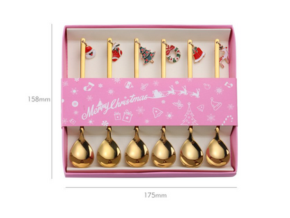 Gouden kerstlepels set van 6 met kerstboom, kerstkrans, kerstbel, kerstsok, kerstman en rendier – luxe tafelaccessoire van Aulicia voor kerst en feestdagen.