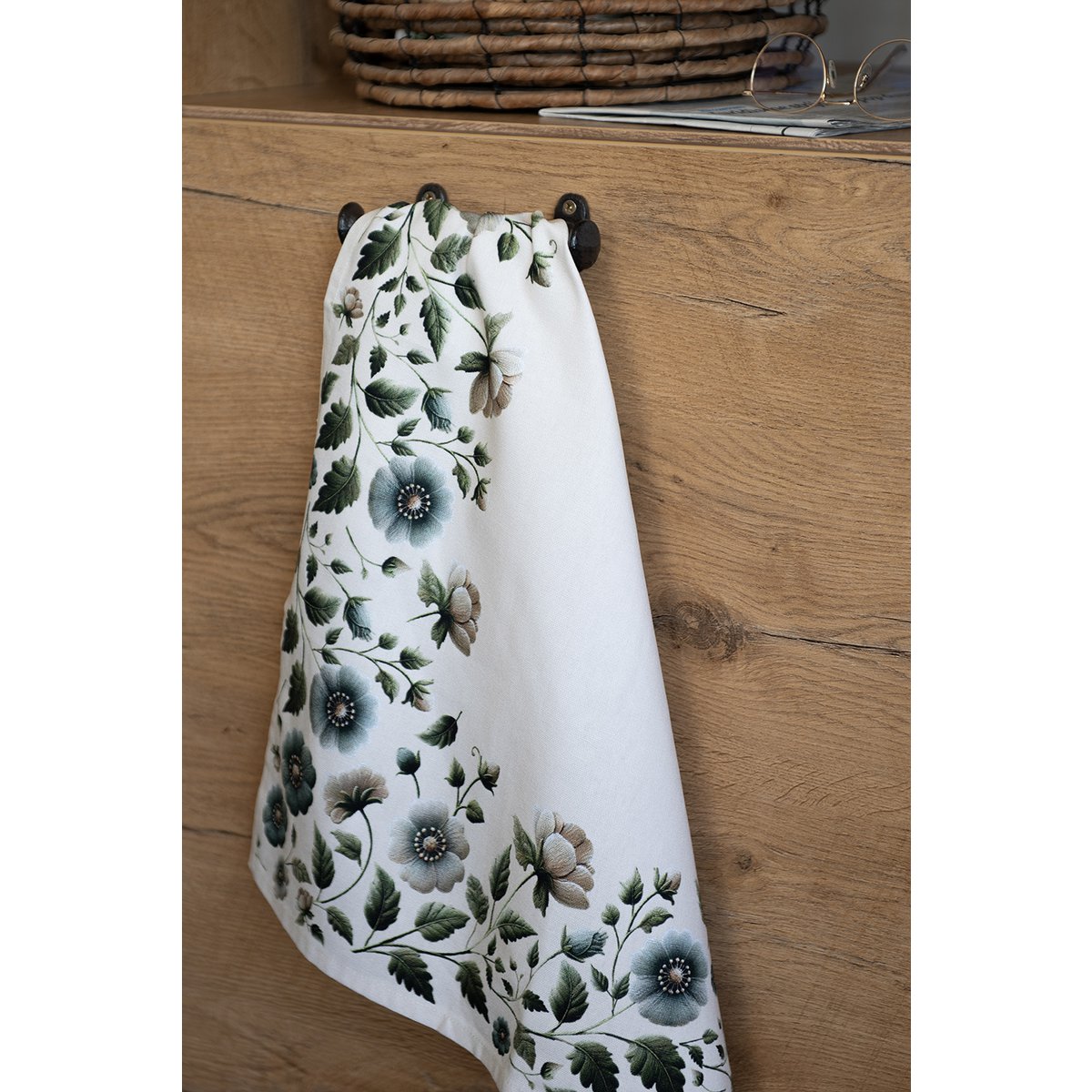 Keukendoek Gently Blooming met witte stof en bloemenprint van Clayre & Eef.