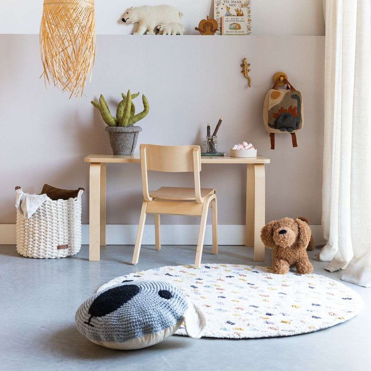 Kidsdepot Vloerkleed Cato – rond vloerkleed in beige met vrolijke gekleurde stippen, perfect voor de kinderkamer, babykamer of peuterkamer.