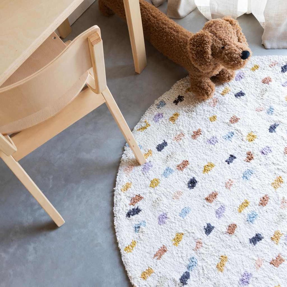 Kidsdepot Vloerkleed Cato – rond vloerkleed in beige met vrolijke gekleurde stippen, perfect voor de kinderkamer, babykamer of peuterkamer.