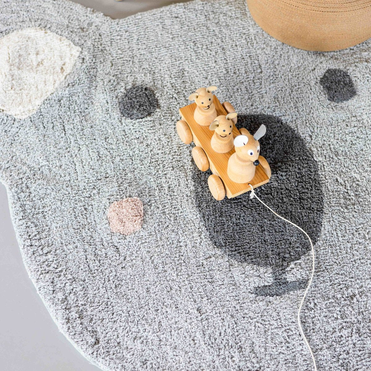 Kidsdepot Vloerkleed Cleo Koala in de vorm van een schattige koala, ideaal voor de kinderkamer, babykamer of peuterkamer.