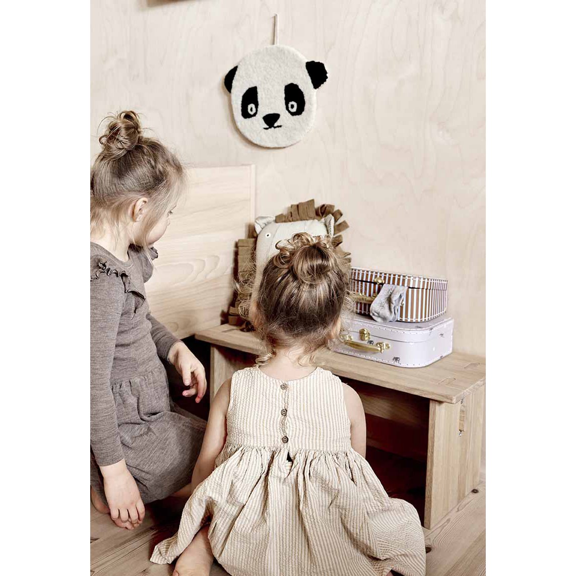 Set van 2 stijlvolle kinderkoffers van OYOY Living, beige met bordeauxrode strepen en grijze olifantjes, perfect voor opbergen en decoratie in de kinderkamer.