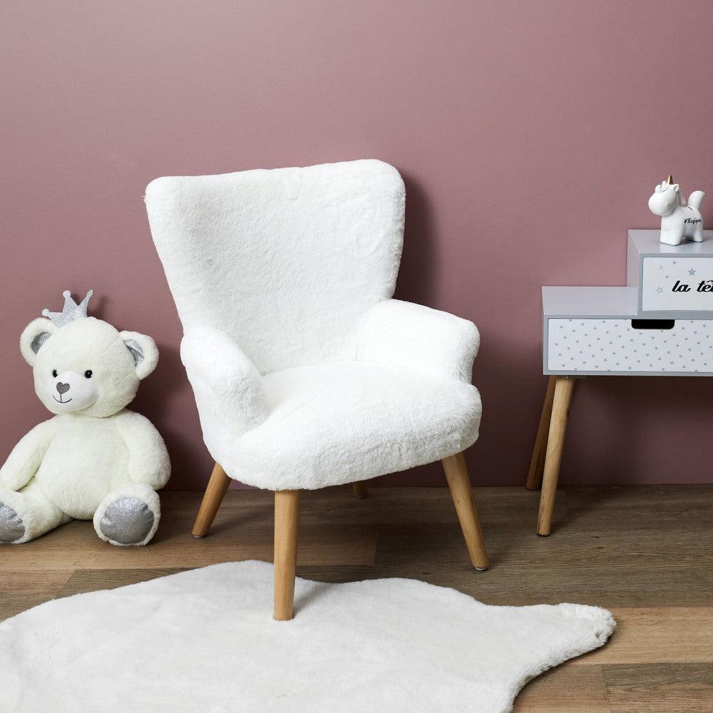 Witte Helsinki kinderfauteuil met houten basis en zachte teddy-stof voor kinderen in kinderkamer.