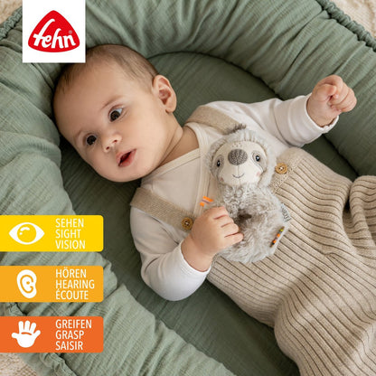 Rammelaar ring met zachte luiaard van Fehn, ideaal voor baby’s om te grijpen, voelen en spelen.