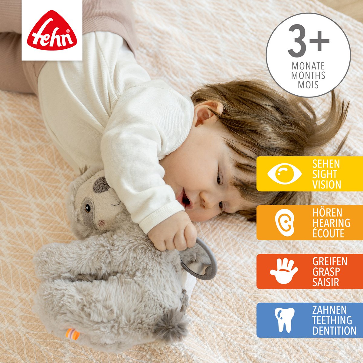 Wagenspanner met luiaard van Fehn met belletjes, pieper, knisperpapier, bijtringen en spiegel, geschikt voor kinderwagen of autostoeltje.