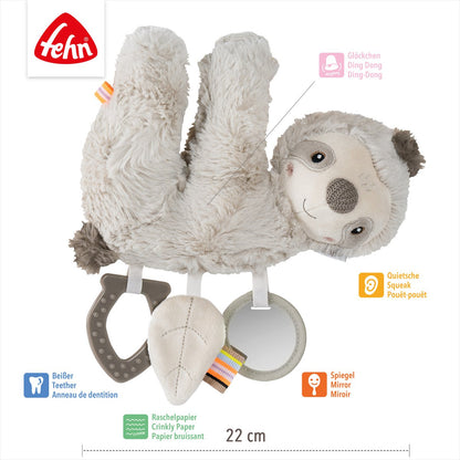 Wagenspanner met luiaard van Fehn met belletjes, pieper, knisperpapier, bijtringen en spiegel, geschikt voor kinderwagen of autostoeltje.