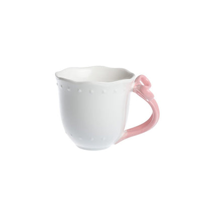 Vooraanzicht van de witte porseleinen mok Ribbon Grace met roze lintdecoratie.