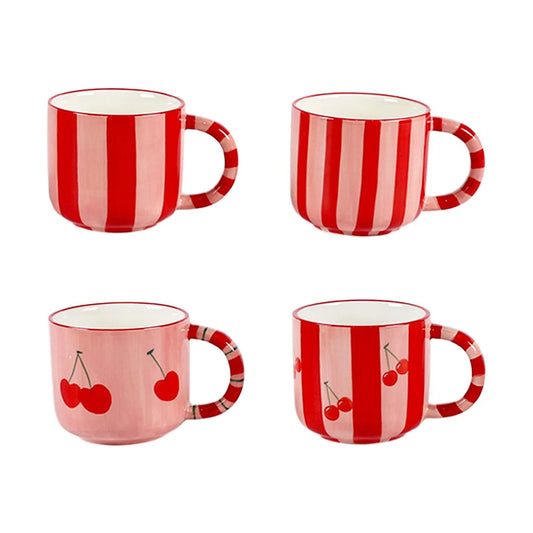 Set van 4 verschillende keramieken mokken met kersenprint op een witte achtergrond.
