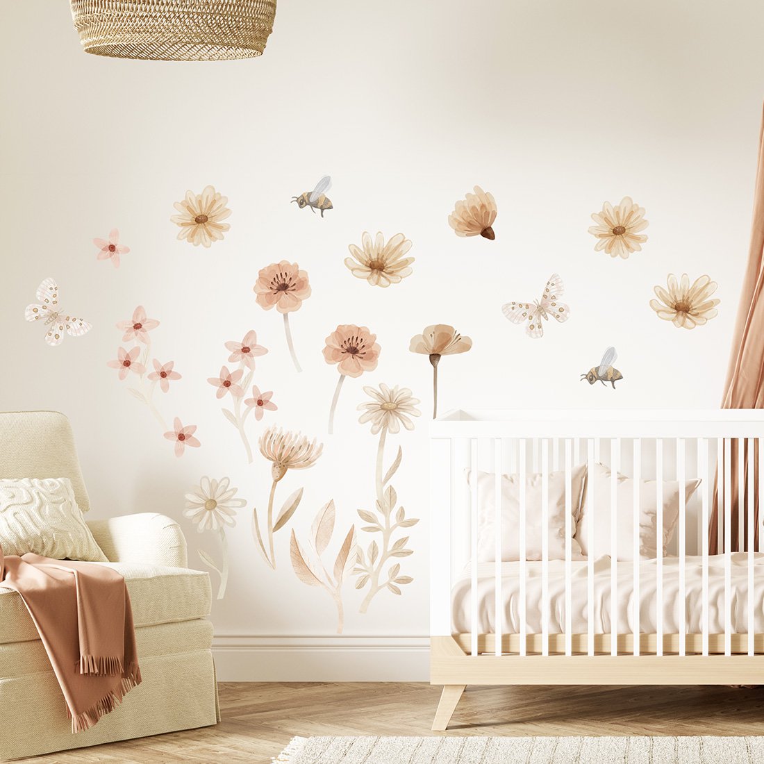 Muurstickers bloemenweide met bloemen, vlinders en bijen in beige en roze voor de kinderkamer