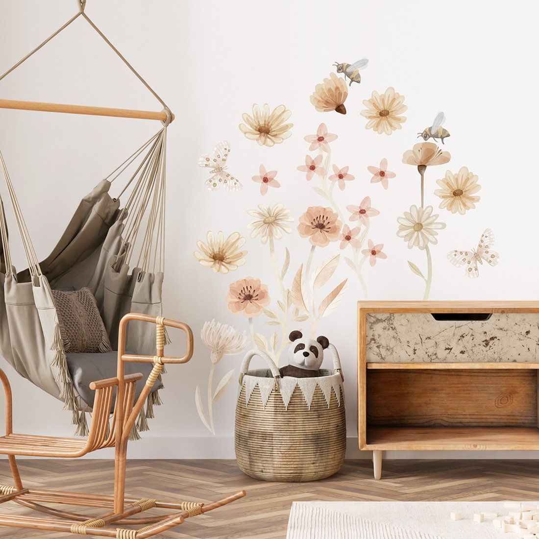 Muurstickers bloemenweide met bloemen, vlinders en bijen in beige en roze voor de kinderkamer