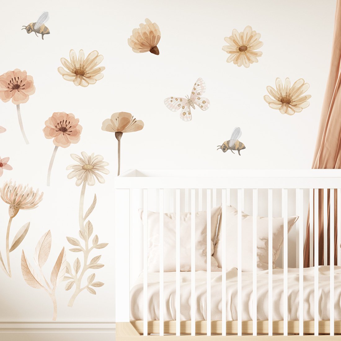 Muurstickers bloemenweide met bloemen, vlinders en bijen in beige en roze voor de kinderkamer