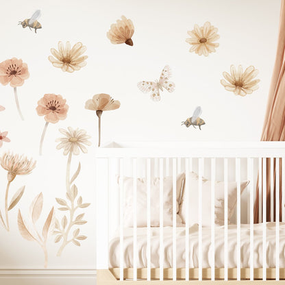 Muurstickers bloemenweide met bloemen, vlinders en bijen in beige en roze voor de kinderkamer