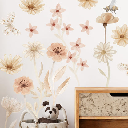 Muurstickers bloemenweide met bloemen, vlinders en bijen in beige en roze voor de kinderkamer