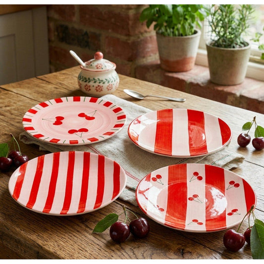 Sfeerimpressie van de vier kersenborden op een houten tafel, ideaal voor een landelijk gedekte tafel.