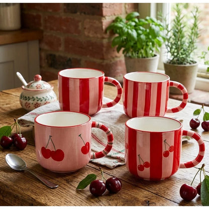 Sfeerimpressie van de vier kersenmokken gepresenteerd op een robuuste houten tafel voor een landelijke uitstraling.