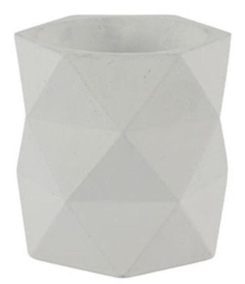 Witte bloempot Rombo van klei met geometrisch design, perfect voor tulpen en voorjaarsdecoratie op de vensterbank in een modern interieur.