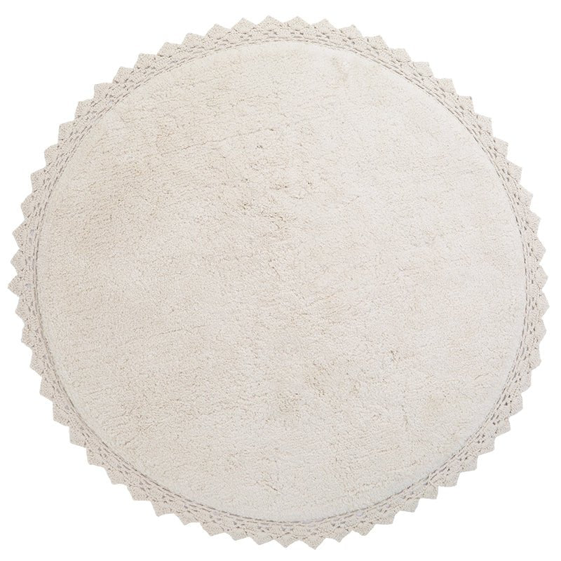 Totaaloverzicht van het ronde ecru katoenen vloerkleed Perla van Nattiot met gehaakte rand op een witte achtergrond.